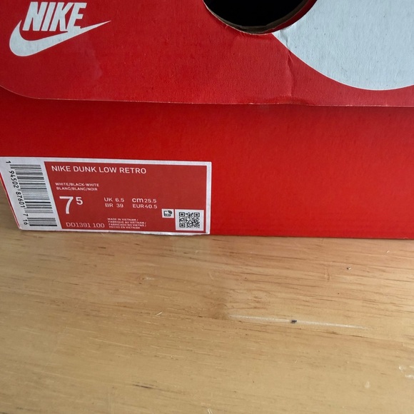 Nike Panda Dunks - Picture 6 of 6